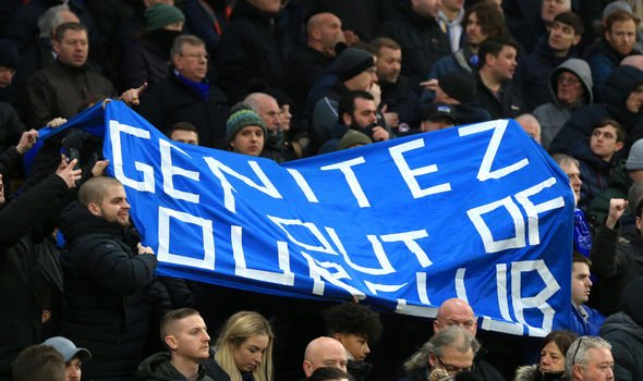 Los hinchas del Everton exigen el despido de Rafa Benítez con una pancarta durante la derrota ante el Norwich