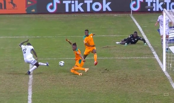 Sangare, portero de Costa de Marfil, sufre una extraña lesión al encajar un gol en propia puerta contra Sierra Leona