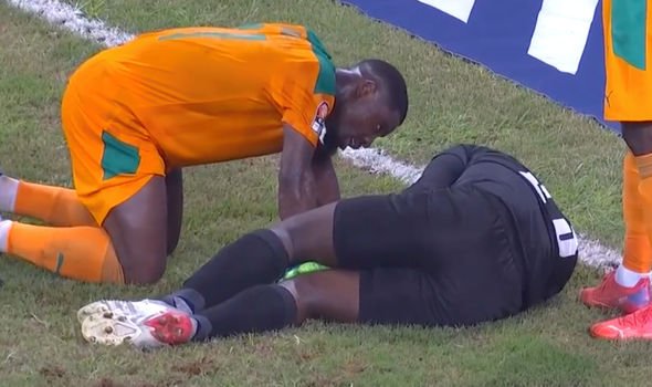 El portero de Costa de Marfil Sangare sufre una extraña lesión al encajar un gol en propia puerta contra Sierra Leona