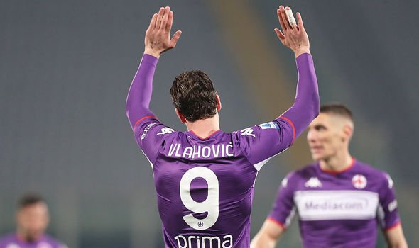 Noticias de fichajes del Arsenal Dusan Vlahovic saludando a los aficionados de la Fiorentina