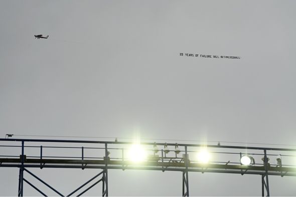 Una pancarta que criticaba a Bill Kenwright ondeó sobre Goodison Park la semana pasada