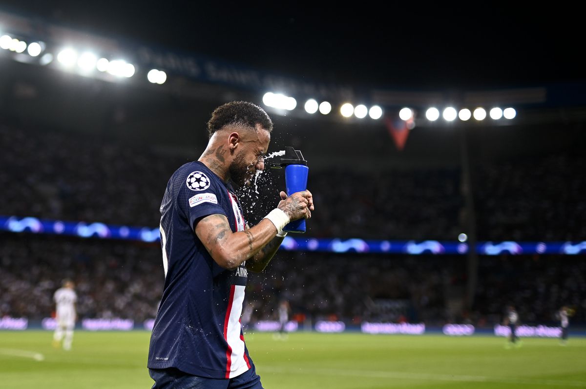 Neymar Jr del Paris Saint-Germain FC se enjuaga la cabeza con un...