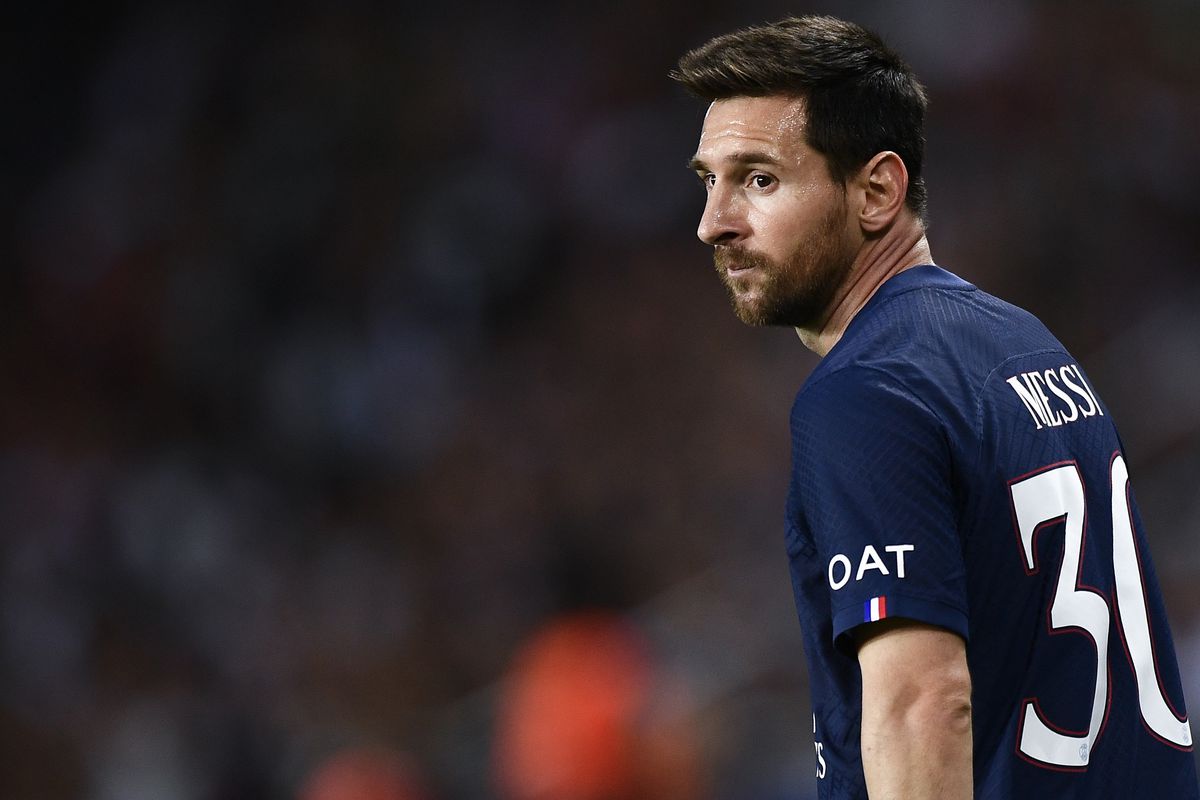 Lionel Messi, del París Saint-Germain FC, mira durante el...