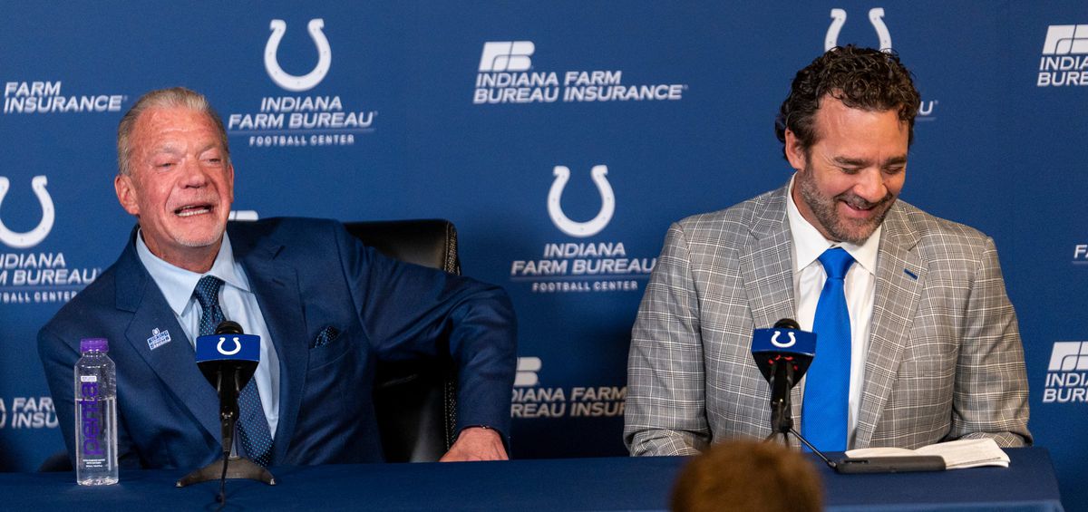 Jim Irsay, propietario, y el nuevo entrenador jefe interino Jeff Saturday se ríen el lunes 7 de noviembre de 2022, durante unrueda de prensa en la sede de los Colts en Indianápolis.